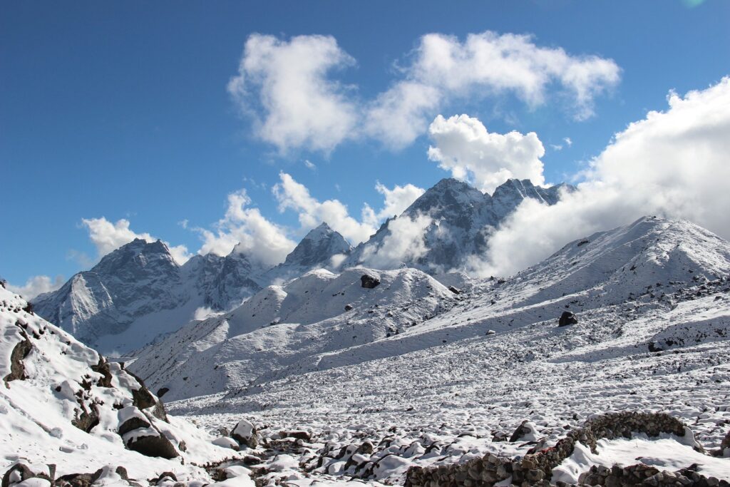 Paysage de montagne avec des sommets couverts de neige