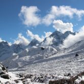 Paysage de montagne avec des sommets couverts de neige