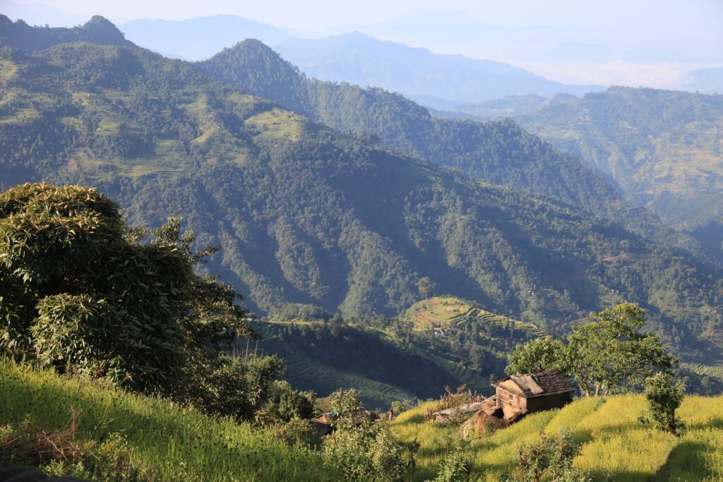 Paysage de montagne au Népal avec un village en contrebas