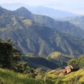 Paysage de montagne au Népal avec un village en contrebas