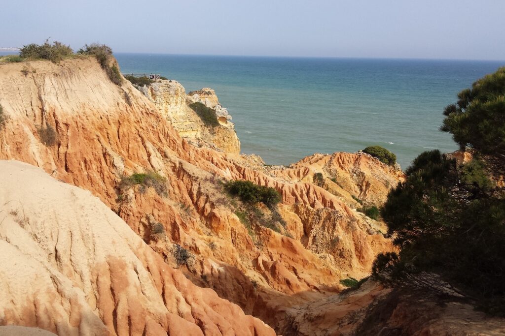 Paysage de bord de mer avec des reliefs marqués par le passage de l'eau, paysage du Portugal dans le sud ; dans la zone de l'Algarve