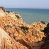 Paysage de bord de mer avec des reliefs marqués par le passage de l'eau, paysage du Portugal dans le sud ; dans la zone de l'Algarve