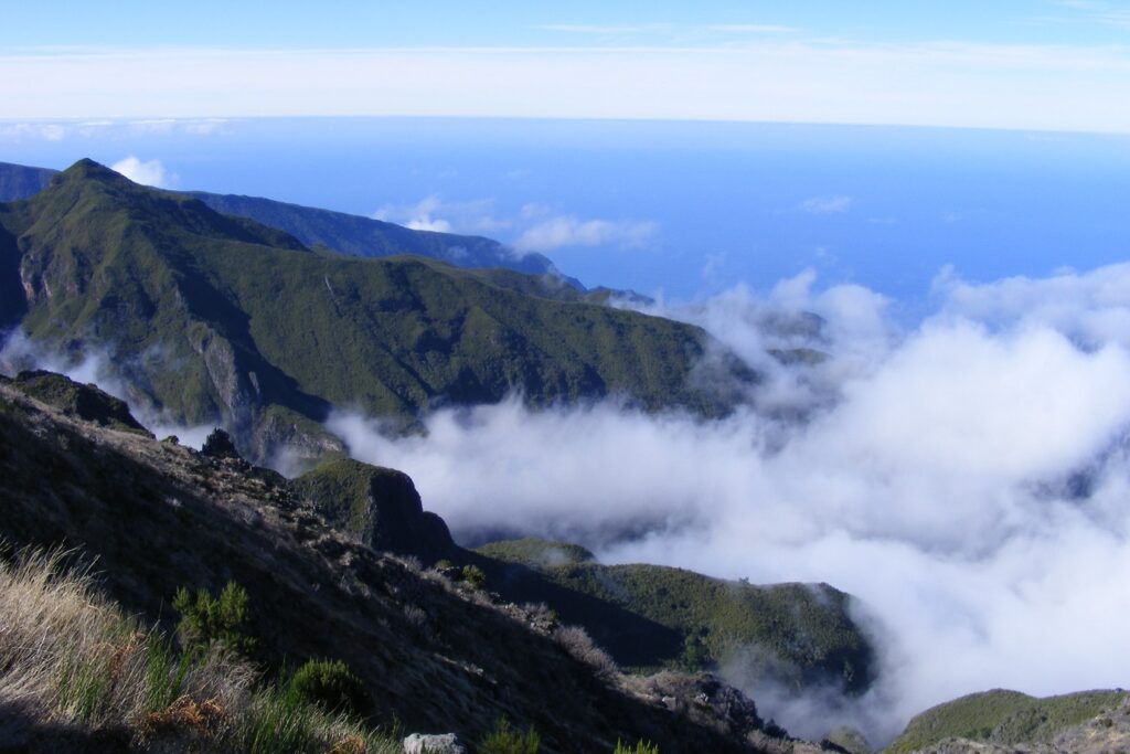 Paysage avec des nuages sur les sommets à Madère