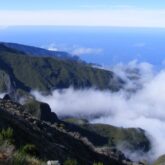 Paysage avec des nuages sur les sommets à Madère