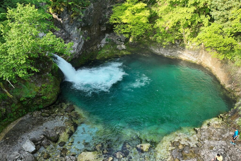 paysage 'Albanie lors d'un voyage de radonnée avec un guide, etendue d'eau