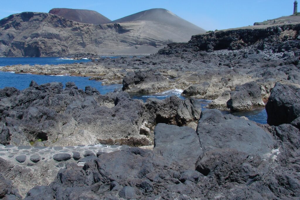 Paysage de bord de mer dans les Açores avec de la roche noire