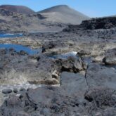 Paysage de bord de mer dans les Açores avec de la roche noire