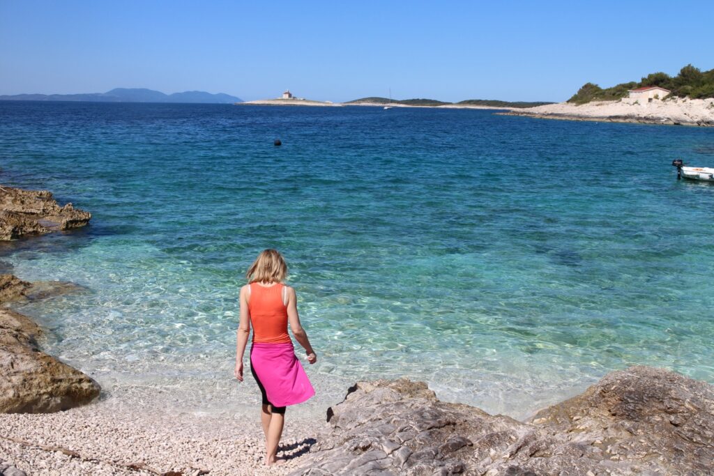 personne devant la mer, paysage idyllique en Croatie avec une eau bleu turquoise