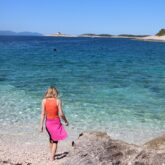 personne devant la mer, paysage idyllique en Croatie avec une eau bleu turquoise