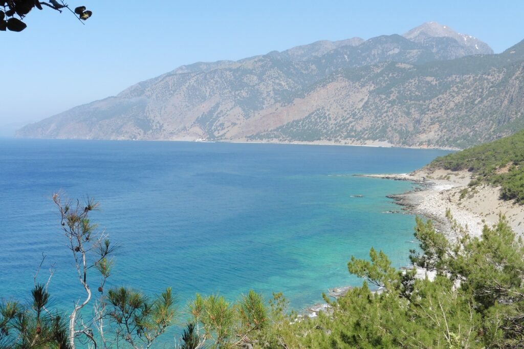 Paysage de la plage et de l'eau turquoise en Crète, prise de vue en contre-haut