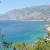 Paysage de la plage et de l'eau turquoise en Crète, prise de vue en contre-haut