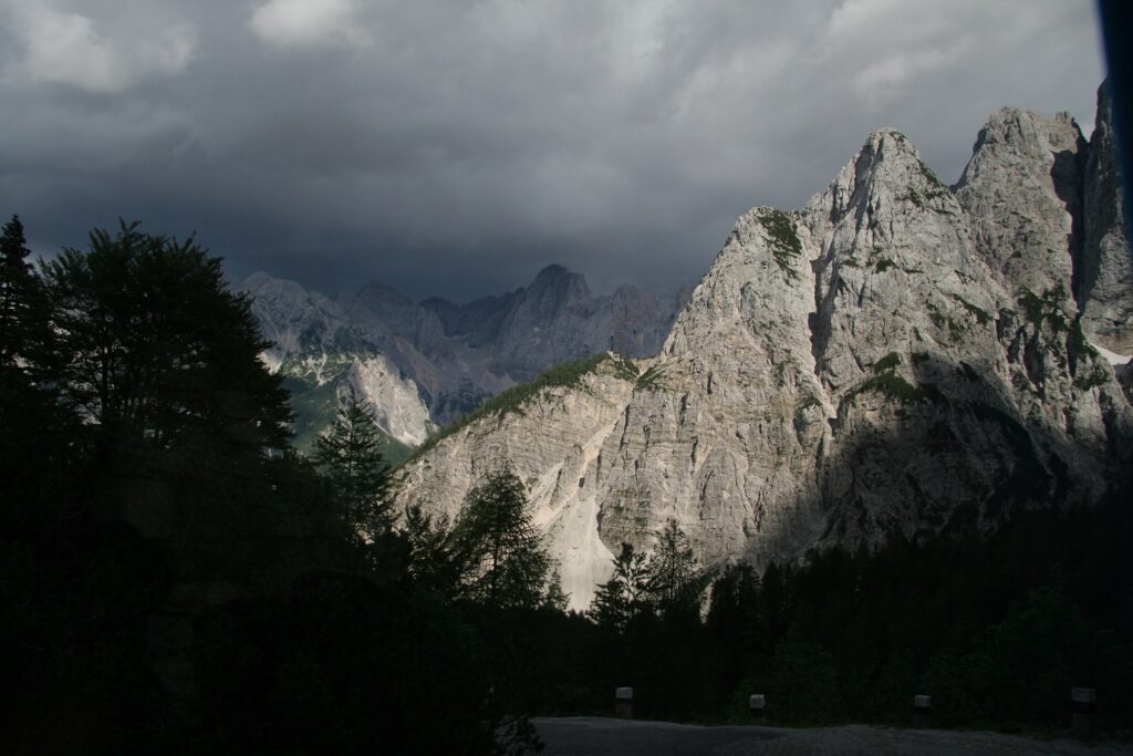Paysage des Alpes Slovènes appelé le massif des Alpes Juliennes, au premier plan on voit une forêt et à l'arrière-plan des sommets divers