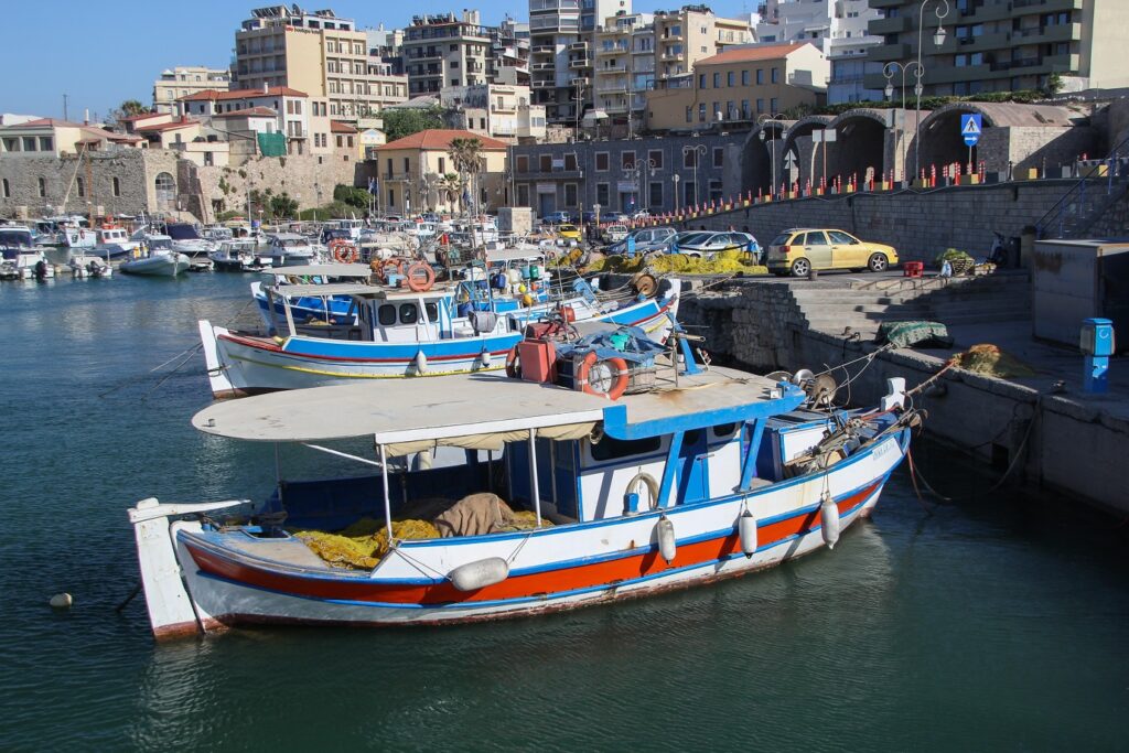 Paysage en Crète d'un port avec des bateaux de pêcheurs