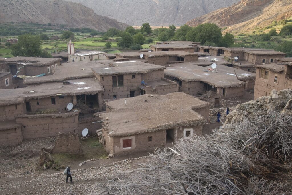 Petit village plein de constructions pris de haut