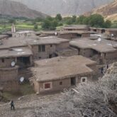 Petit village plein de constructions pris de haut