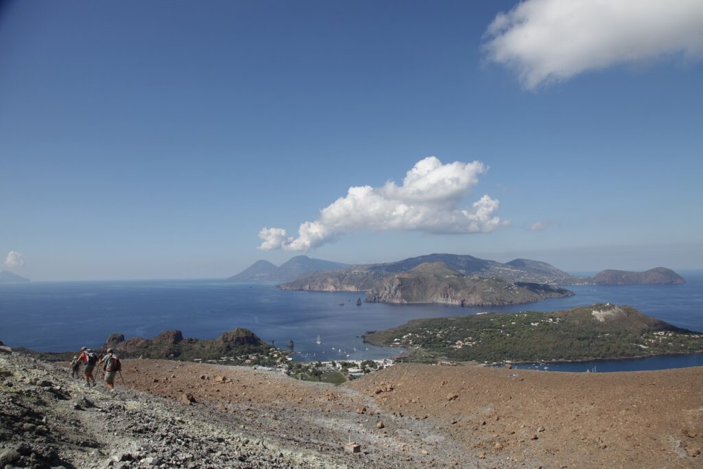 Paysage avec la mer en fond dans l'archipel des îles éoliennes