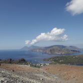 Paysage avec la mer en fond dans l'archipel des îles éoliennes