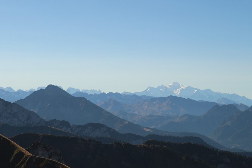 Paysage où l'on voit des sommets au loin à contrejour