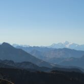 Paysage où l'on voit des sommets au loin à contrejour