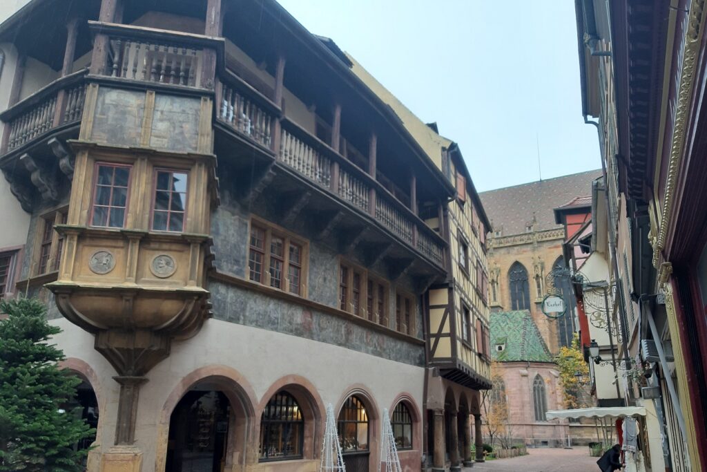 Paysage de l'intérieur d'un village d'Alsace avec des maisons typiques à colombage