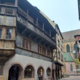 Paysage de l'intérieur d'un village d'Alsace avec des maisons typiques à colombage