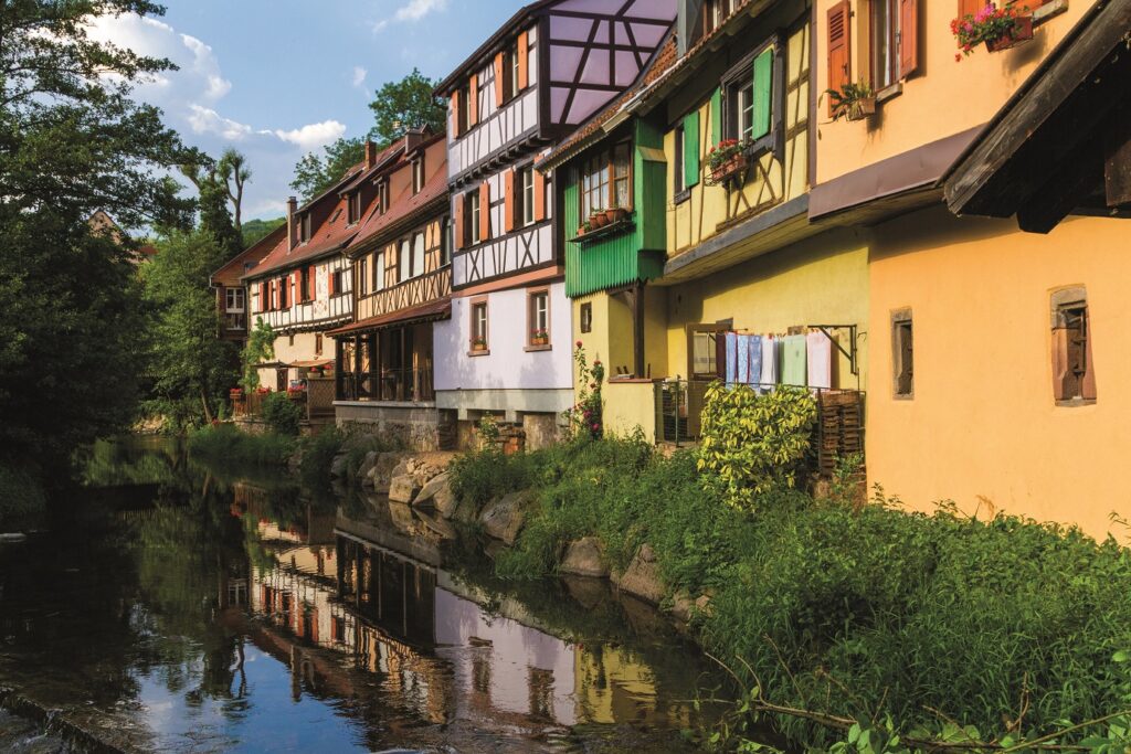 Paysage d'une ville typique alsacienne avec des maisons à colombages de toutes les couleurs