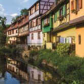 Paysage d'une ville typique alsacienne avec des maisons à colombages de toutes les couleurs