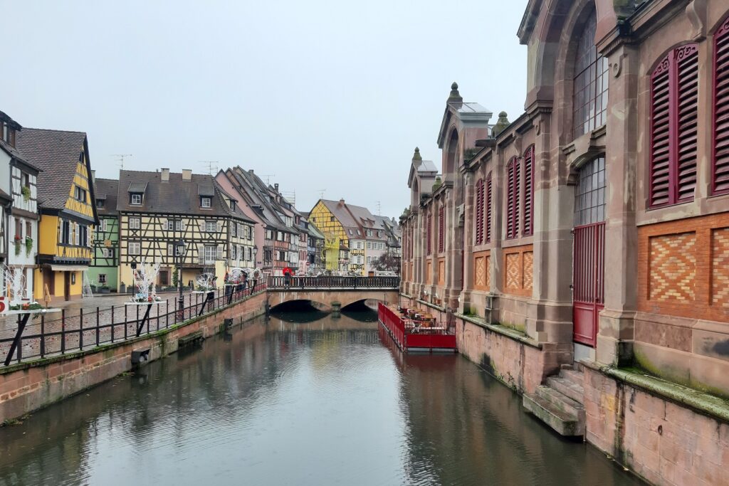 Maison typique alsacienne avec des colombages qui bordent un cours d'eau