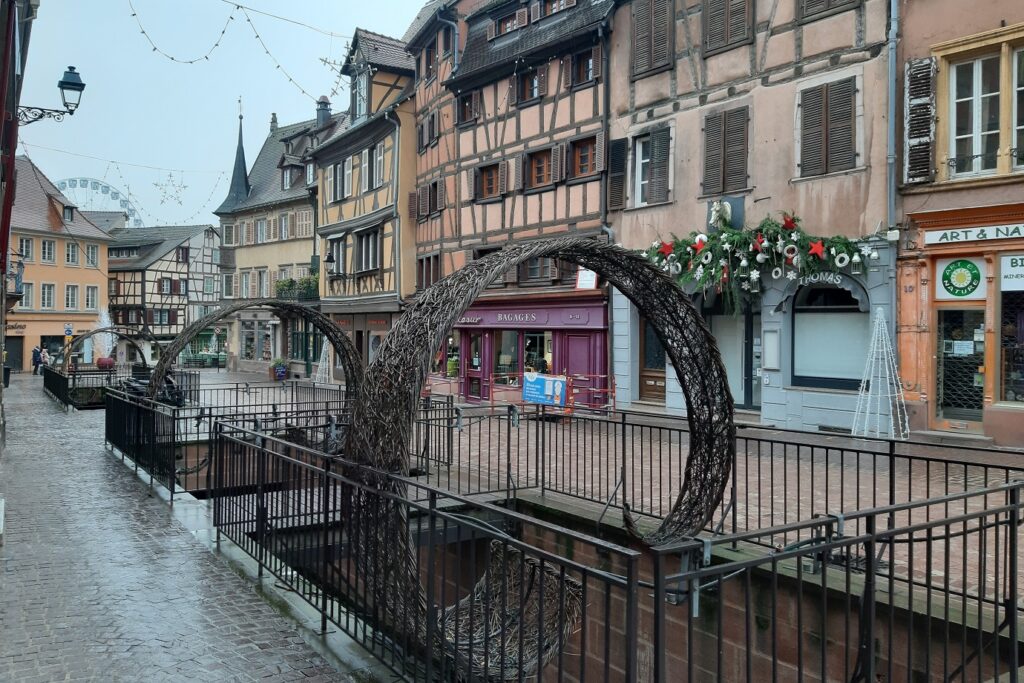 Paysage d'une ville d'Alsace avec des décorations et les maisons typiques en fond
