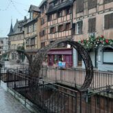 Paysage d'une ville d'Alsace avec des décorations et les maisons typiques en fond