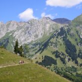 Groupe de randonneurs sur un sentier à flanc de montagne dans les Aravis