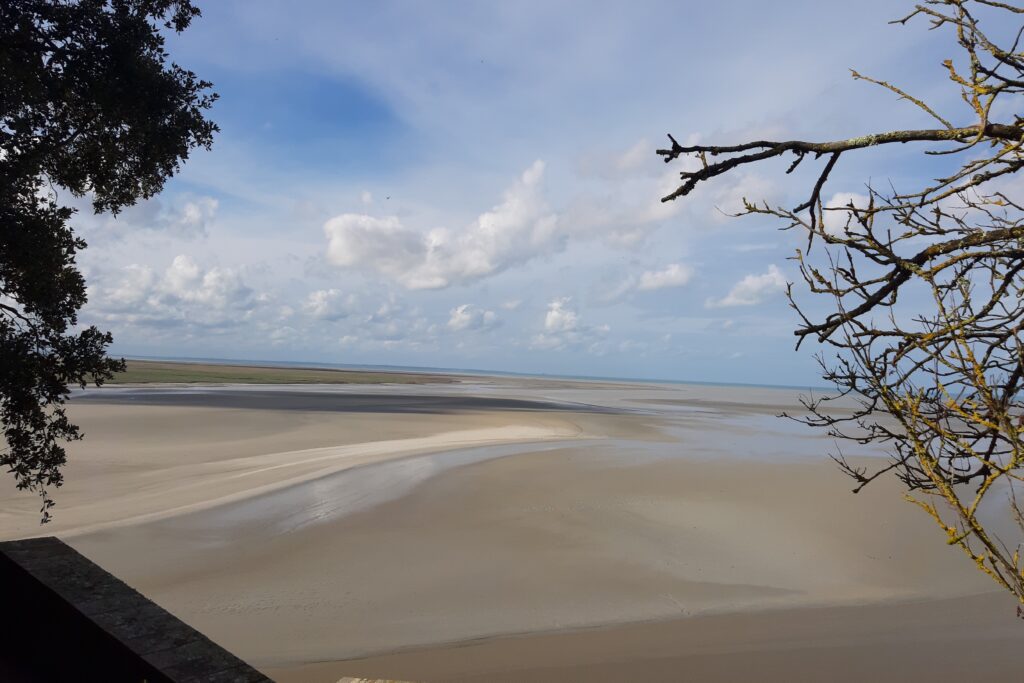 Paysage de la baie du Mont Saint-Michel observé lors d'un séjour de randonnée encadré