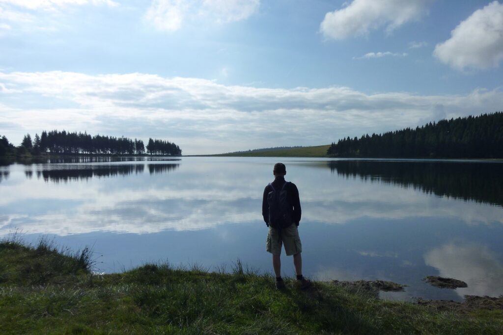 randonneurs face à un lac de montagne en Auvergne