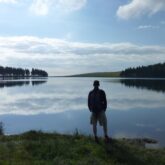 randonneurs face à un lac de montagne en Auvergne