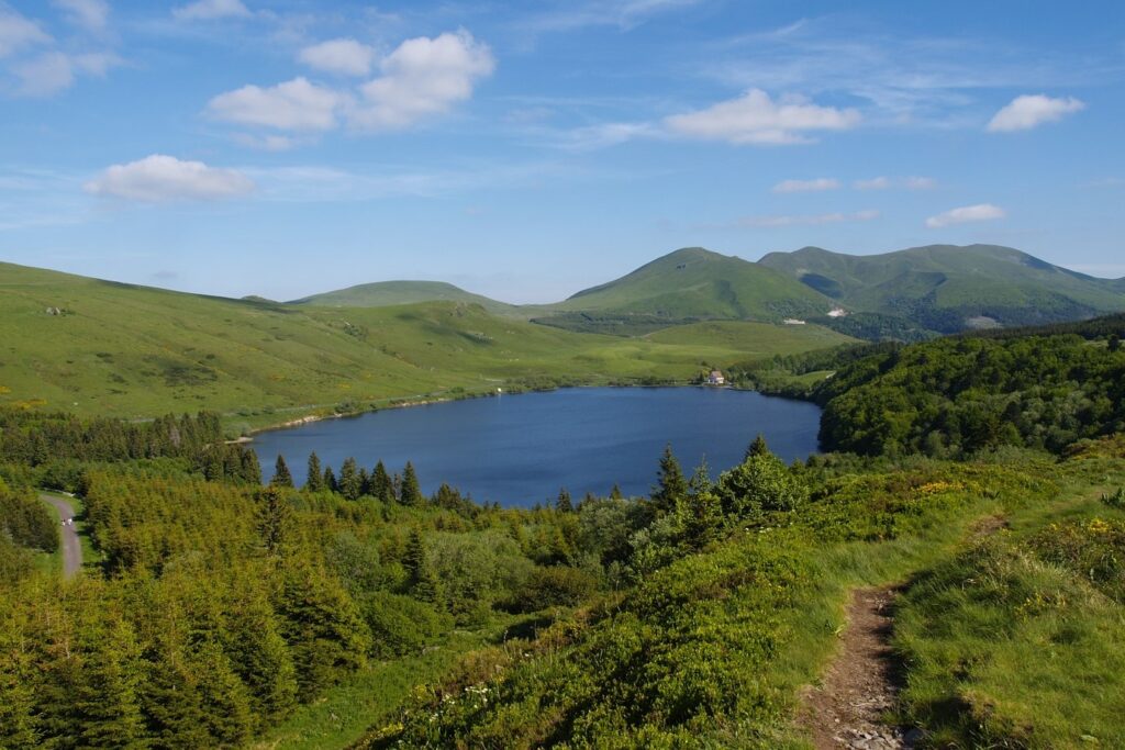 Paysage de montagne avec un lac de montagne dans un paysage de montagne d'Auvergne