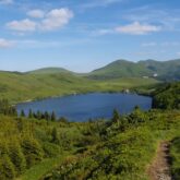Paysage de montagne avec un lac de montagne dans un paysage de montagne d'Auvergne