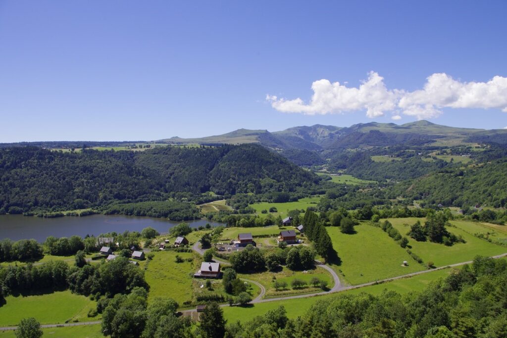 Paysage montagnard en Auvergne, avec les volcans d'Auvergne