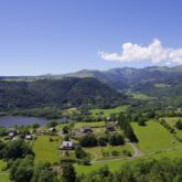 Paysage montagnard en Auvergne, avec les volcans d'Auvergne
