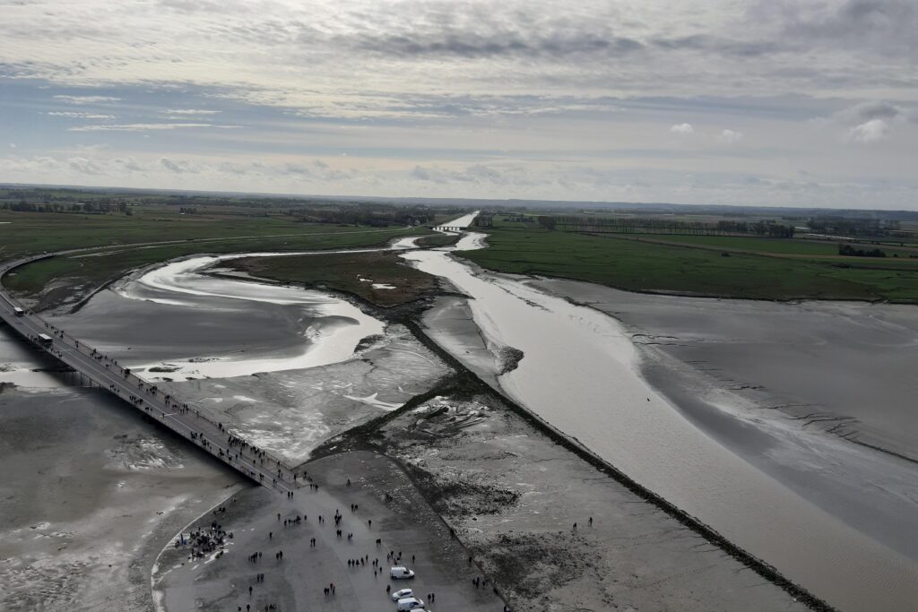 Paysage maritime avec le bord de l'océan qui remonte et le sable installé