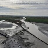 Paysage maritime avec le bord de l'océan qui remonte et le sable installé