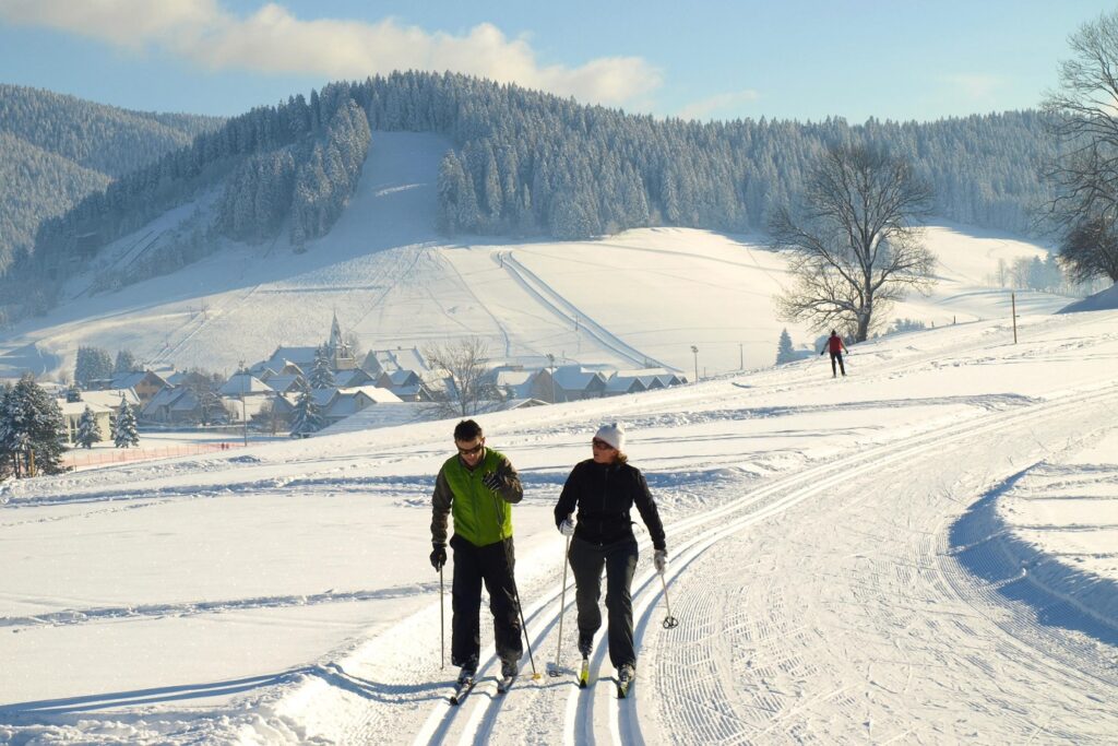 Groupe de randonneurs sur une piste de ski de fond dans le Vercors