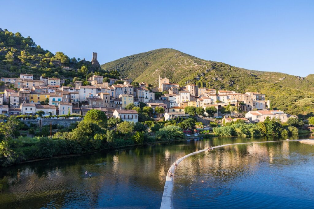 Paysage d'un village au bord d'un cours d'eau