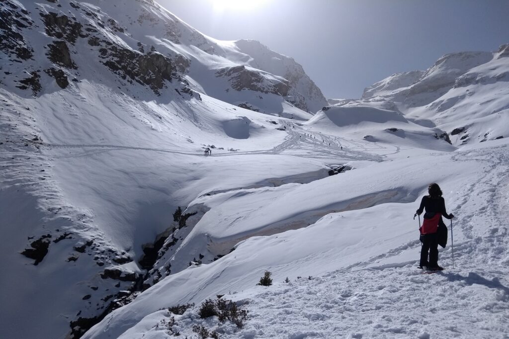 Groupe de randonneurs en raquettes avec leur guide sur un sentier de randonnées dans les hautes Pyrénées entre Néouvielle et Cauterets