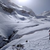 Groupe de randonneurs en raquettes avec leur guide sur un sentier de randonnées dans les hautes Pyrénées entre Néouvielle et Cauterets