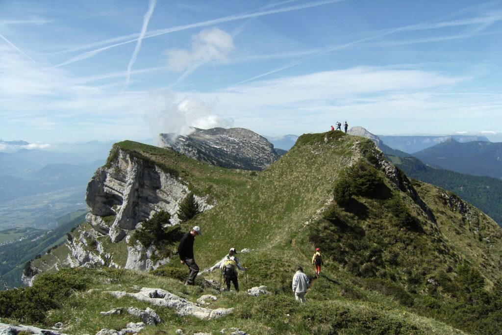 Groupe de randonnée sur un sentier, sur un sommet, avec vue sur des vallées