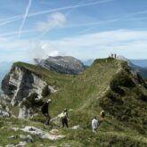 Groupe de randonnée sur un sentier, sur un sommet, avec vue sur des vallées
