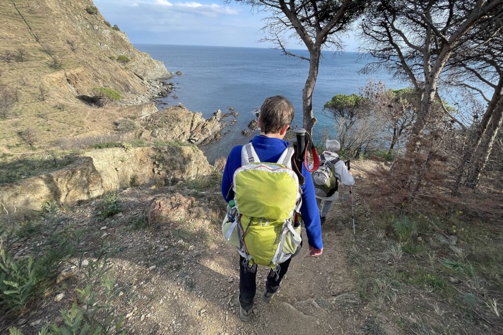 Groupe de randonneurs sur un sentier de randonnée en train de descendre vers la mer lors d'un séjour réveillon à Banyuls