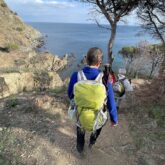 Groupe de randonneurs sur un sentier de randonnée en train de descendre vers la mer lors d'un séjour réveillon à Banyuls