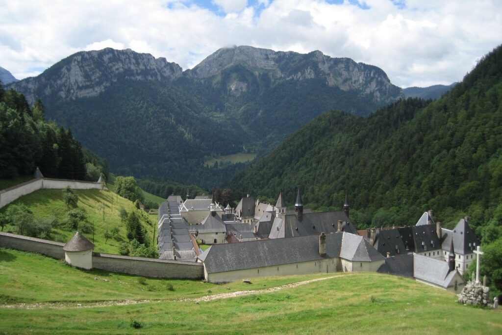 Paysage d'un village de la Chartreuse au sein de la montagne