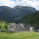 Paysage d'un village de la Chartreuse au sein de la montagne